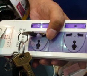 由于具有識(shí)別功能，插座只對(duì)標(biāo)準(zhǔn)插頭&ldquo;來電&rdquo;人體不受傷害