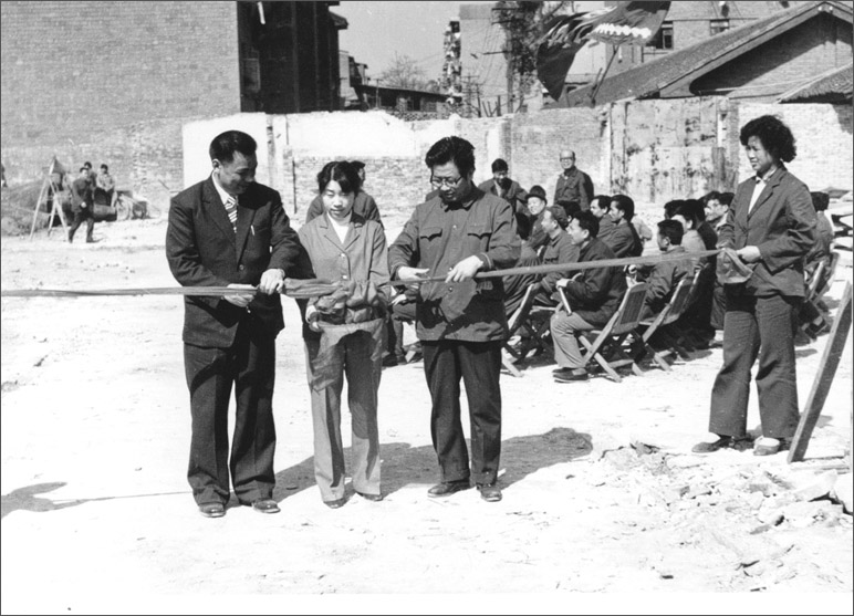 1986年，長虹彩電工程奠基，這樣的剪彩儀式，剪出了中國最大的彩電生產(chǎn)基地之一