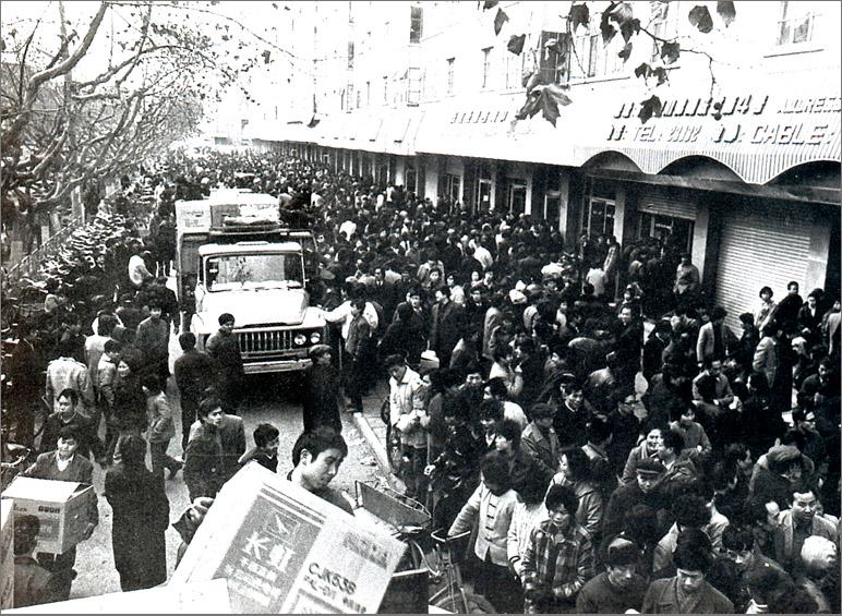 1989年，在彩電計(jì)劃調(diào)控的年代，長虹彩電的降價(jià)引發(fā)搶購潮