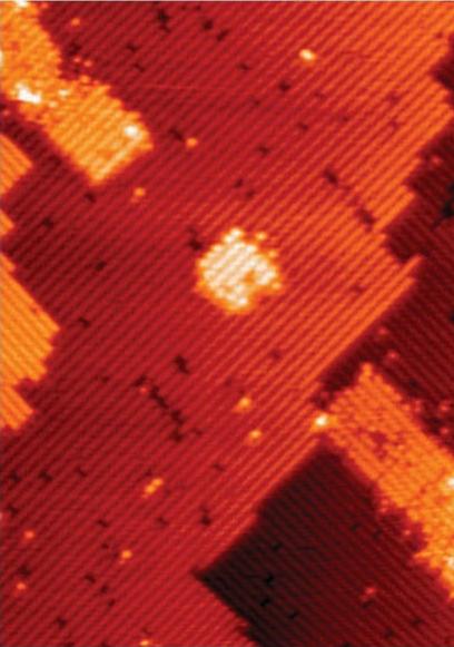 這是量子點設(shè)備模板，中間的小孔就是由7個磷原子構(gòu)成的