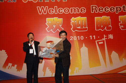 中國電子學(xué)會(huì)副理事長兼秘書長劉汝林先生抽取iPad大獎(jiǎng)