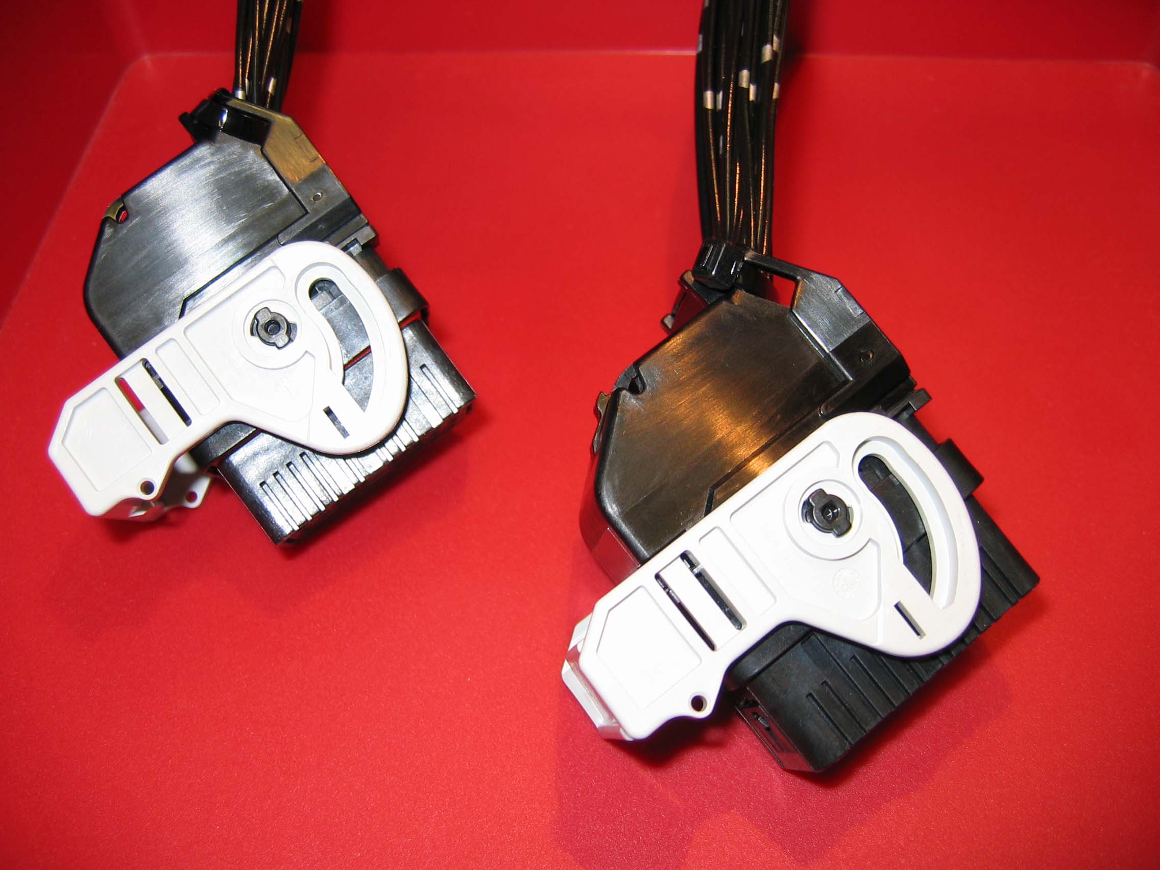 CMX密封型、 混合式、高密度、模塊化連接器系列