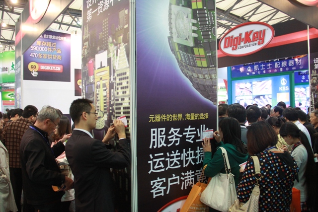 圖2 桌前均是排隊(duì)人群，觀眾靠墻填寫Digi-Key小卡片