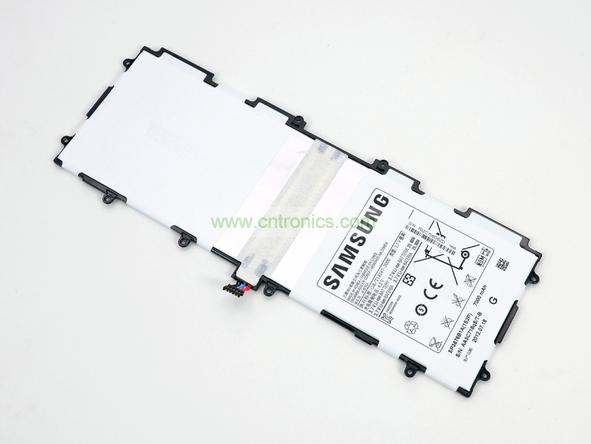 取出電池前要把周圍的帶狀電纜先拔出來(lái)，這個(gè)比較容易。Galaxy Note 10.1的電池容量為7000mAh,3.7V，預(yù)計(jì)續(xù)航時(shí)間8小時(shí)左右，重約136克，占據(jù)了整體重量的23%。不過(guò)為了減少機(jī)身厚度，電池做得很薄。