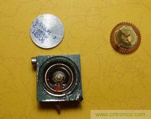 打開可調(diào)電阻上面的鋁蓋，取出動臂