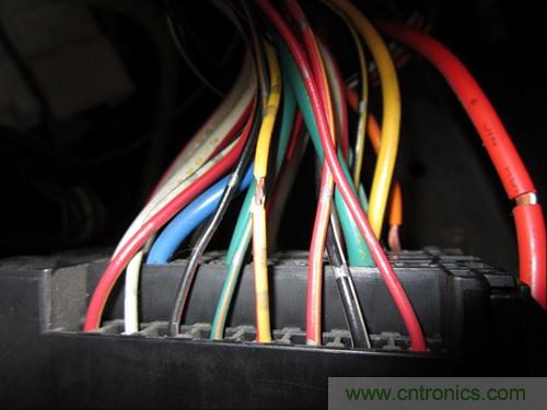 控制線25線--黃底紅條，電容器輸出線為最大的藍(lán)色線，接蓄電池正極的線為白底紅條粗線