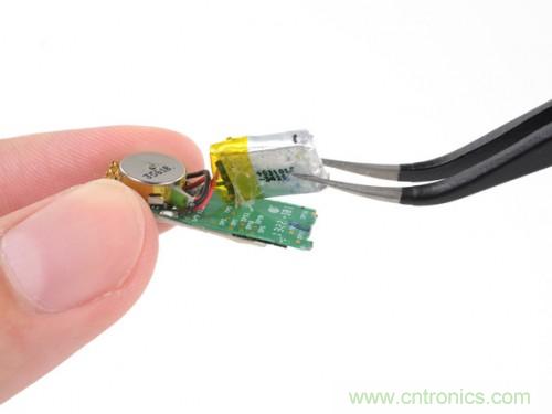 一個薄的金屬帶，電池是焊接在主板上