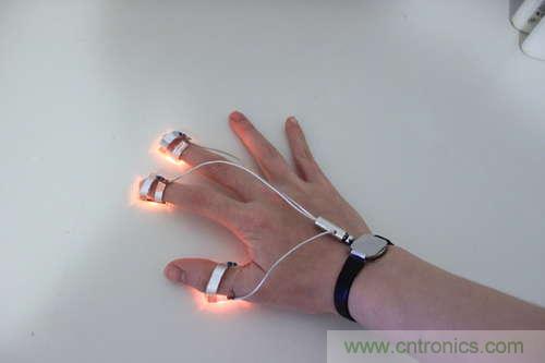 LED多點觸控手套DIY：把各部分焊接起來，測試