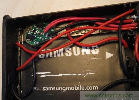 電池盒，安裝上鋰電池，用于外部強光LED供電