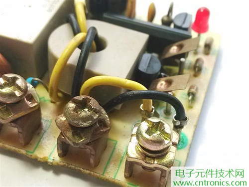 漏電保護(hù)器拆解：結(jié)構(gòu)有差異，做工不錯(cuò)