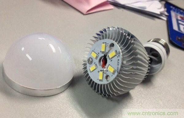 3瓦拆開，基板只有一顆螺絲，還沒擰緊