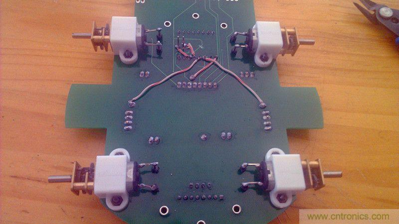 牛人力作！PCB版藍(lán)牙智能小車(chē)DIY