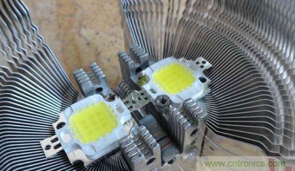 變廢為寶！風(fēng)扇散熱器變身山寨LED燈