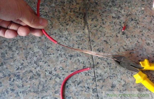 變廢為寶！風(fēng)扇散熱器變身山寨LED燈