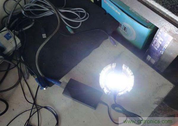 變廢為寶！風(fēng)扇散熱器變身山寨LED燈