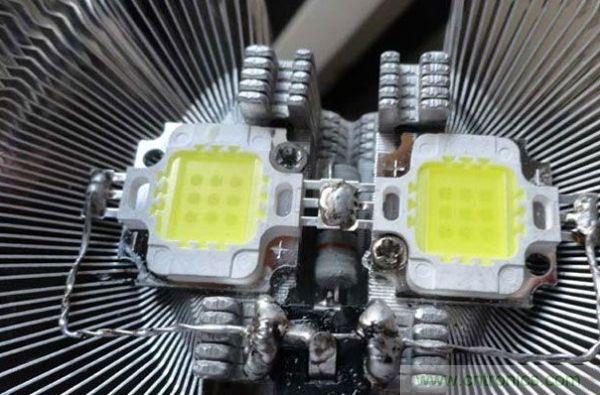 變廢為寶！風(fēng)扇散熱器變身山寨LED燈