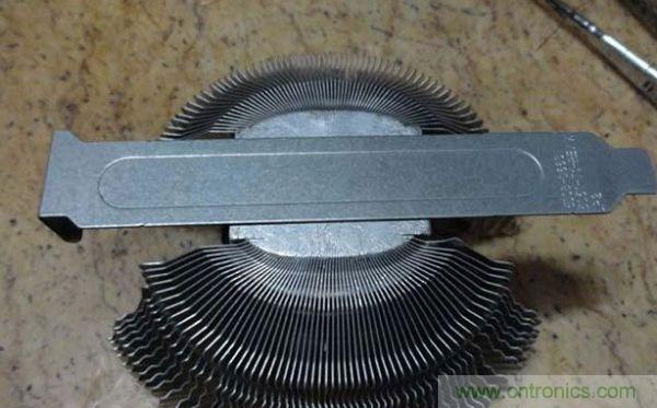 變廢為寶！風(fēng)扇散熱器變身山寨LED燈