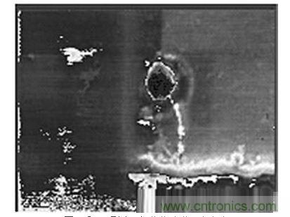 受ESD影響，氧化物沖進一個小孔