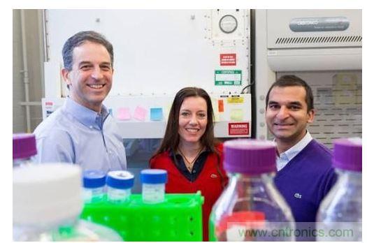 從左到右：MIT生物工程學(xué)教授Ron Weiss、機(jī)械工程學(xué)副教授Domitilla Del Vecchio，以及MIT生物工程系學(xué)生Deepak Mishra。