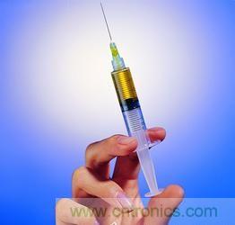 【導(dǎo)讀】不用針頭也能注射，孩子再也不用害怕打針了。日本開(kāi)發(fā)的一種新型注射器不用針頭而靠氣泡壓力注射，只需將注射器緊貼皮膚，沒(méi)有疼痛感就可以將藥物高精度地輸送到目標(biāo)位置。 　　 目前市場(chǎng)上也存在無(wú)針注射器，它們通常是依靠彈簧的力量產(chǎn)生高壓來(lái)發(fā)射液體，穿透皮膚后將藥物送到肌肉，但卻有可能損害神經(jīng)，而且多少還是有一些疼痛感。 　　 芝浦工業(yè)大學(xué)副教授山西陽(yáng)子率領(lǐng)的研究小組新開(kāi)發(fā)的這種無(wú)針注射器全長(zhǎng)約10厘米，它利用在液體中施加電壓來(lái)高速發(fā)射氣泡，利用氣泡破裂的力量在細(xì)胞上開(kāi)出微細(xì)的孔，然后通過(guò)這個(gè)孔將含有藥物的微小氣泡注入細(xì)胞內(nèi)部。氣泡的氣體收縮后，只有藥物到達(dá)患部。 1 由于方向性很明確，所以新型注射器能針對(duì)局部進(jìn)行高精度治療，而且由于開(kāi)出的孔只有4微米左右，所以對(duì)細(xì)胞的損害很小。 　　 這種無(wú)針注射器除能注射藥物外，還可以向包括植物細(xì)胞在內(nèi)的細(xì)胞內(nèi)植入基因和開(kāi)展治療，有著廣泛用途。研究小組準(zhǔn)備進(jìn)一步改良注射器結(jié)構(gòu)，對(duì)能夠注射的藥量、穿孔深度等進(jìn)行更詳細(xì)的評(píng)估，并與企業(yè)合作，爭(zhēng)取早日使新型注射器達(dá)到實(shí)用化程度。