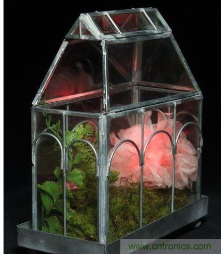 當(dāng)傳感器讀到的數(shù)值低于閾值，則LED會(huì)閃爍紅光