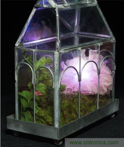 當(dāng)傳感器讀到的數(shù)值低于閾值，則LED會(huì)閃爍紅光