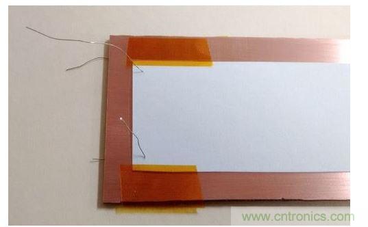 對齊后的碳粉轉(zhuǎn)印紙。注意用于對齊的小細線