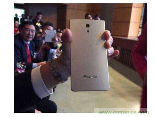 【導(dǎo)讀】在兩會(huì)期間，格力董事長董明珠對(duì)手機(jī)制造曾有過較為明顯的表態(tài)，她表示如果格力做手機(jī)，那么用戶在3年之內(nèi)是不用進(jìn)行更換的。然而就在不久之后，她又爆出了一條更為令人震驚的消息，格力手機(jī)已經(jīng)做出實(shí)體機(jī)了。  曝光的格力手機(jī)  格力手機(jī)的首秀出現(xiàn)在中山大學(xué)博學(xué)大講堂。董明珠今日參加中山大學(xué)博學(xué)大講堂上做&ldquo;傳統(tǒng)企業(yè)的突圍成長&rdquo;演講。演講中，董明珠話鋒一轉(zhuǎn)，談到了格力手機(jī)。&ldquo;我們也很意外&rdquo;，董明珠陪同人員表示，&ldquo;董總突然叫她的秘書拿手機(jī)過來，然后跟大家說&lsquo;透露一下格力的手機(jī)已經(jīng)出來了，我也已經(jīng)用了&rsquo;。&rdquo;  按照內(nèi)部規(guī)劃，今年格力可能會(huì)將手機(jī)推向市場，但具體的正式發(fā)布時(shí)間尚未確定。在北京參加兩會(huì)期間，董明珠曾到奇虎360公司參觀，引發(fā)外界關(guān)于格力與360合作的大猜想。格力手機(jī)是代工還是自己造?售價(jià)多少?會(huì)否搭載格力智能家居系統(tǒng)?這一切都還沒有答案。格力集團(tuán)市場部相關(guān)負(fù)責(zé)人表示，如果有消息會(huì)通過公司公告披露。  格力為什么做手機(jī)？外界最普遍的猜測是為布局智能家居。目前手機(jī)成為了公認(rèn)的智能家居入口，很多智能家居的遠(yuǎn)程遙控都通過手機(jī)來實(shí)現(xiàn)，再者，董明珠做事喜歡掌控大局，所以這個(gè)猜測很有可能是正確的。那么，可以肯定的是格力未來要做的智能家居，必然不是單一的硬件產(chǎn)品，而是一整套家居生態(tài)系統(tǒng)。