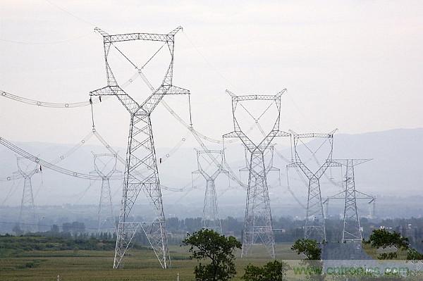 很多人在談到三相電時認為是單相的、多了一個接地孔的三孔插座，就是因為對三相電和三孔插座的概念出現(xiàn)了偏差。本文針對這個容易出現(xiàn)誤差的常識性錯誤進行糾正。