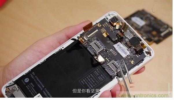 爆拆堅果手機(jī)內(nèi)部結(jié)構(gòu)
