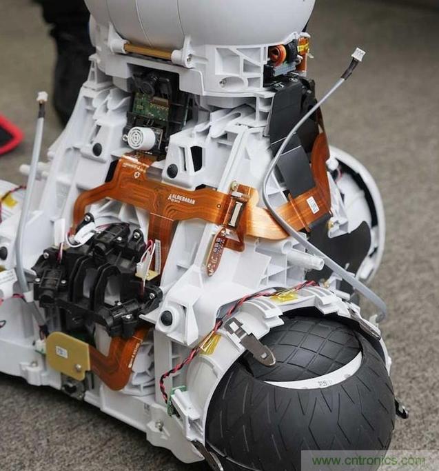 拆解筆記本不過癮，那就來拆拆日本情感機器人吧！