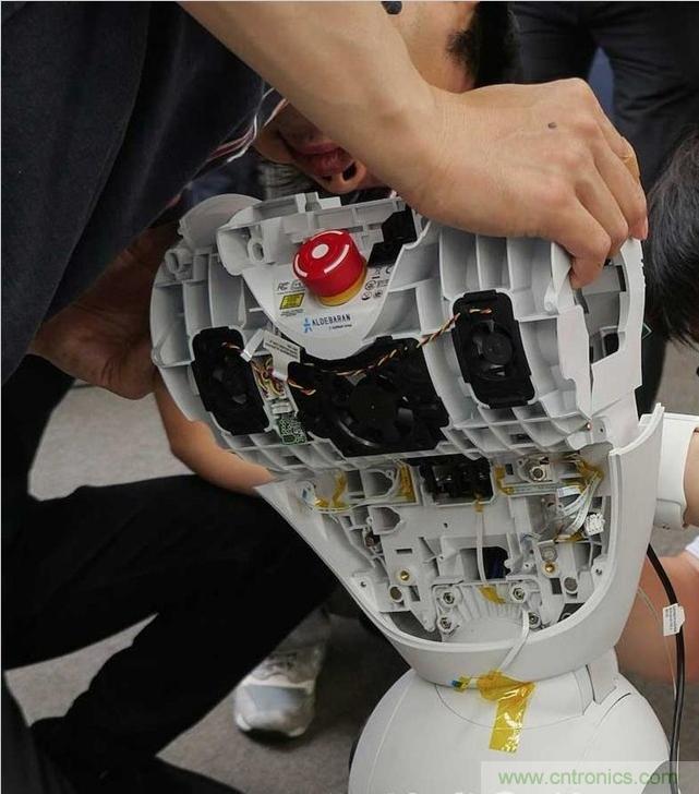 拆解筆記本不過癮，那就來拆拆日本情感機器人吧！