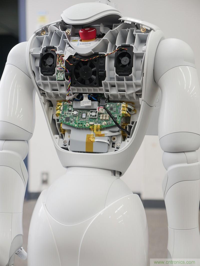 拆解筆記本不過癮，那就來拆拆日本情感機器人吧！