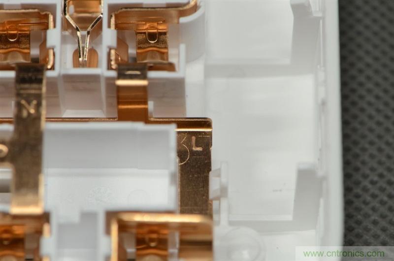 做工怒贊 神秘芯片！小米智能插線板拆解、評測