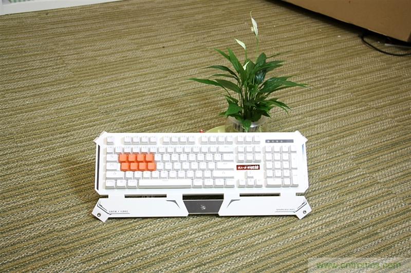 曾經(jīng)的網(wǎng)吧統(tǒng)治者&mdash;雙飛燕血手幽靈機(jī)械鍵盤(pán)，真世界最快？