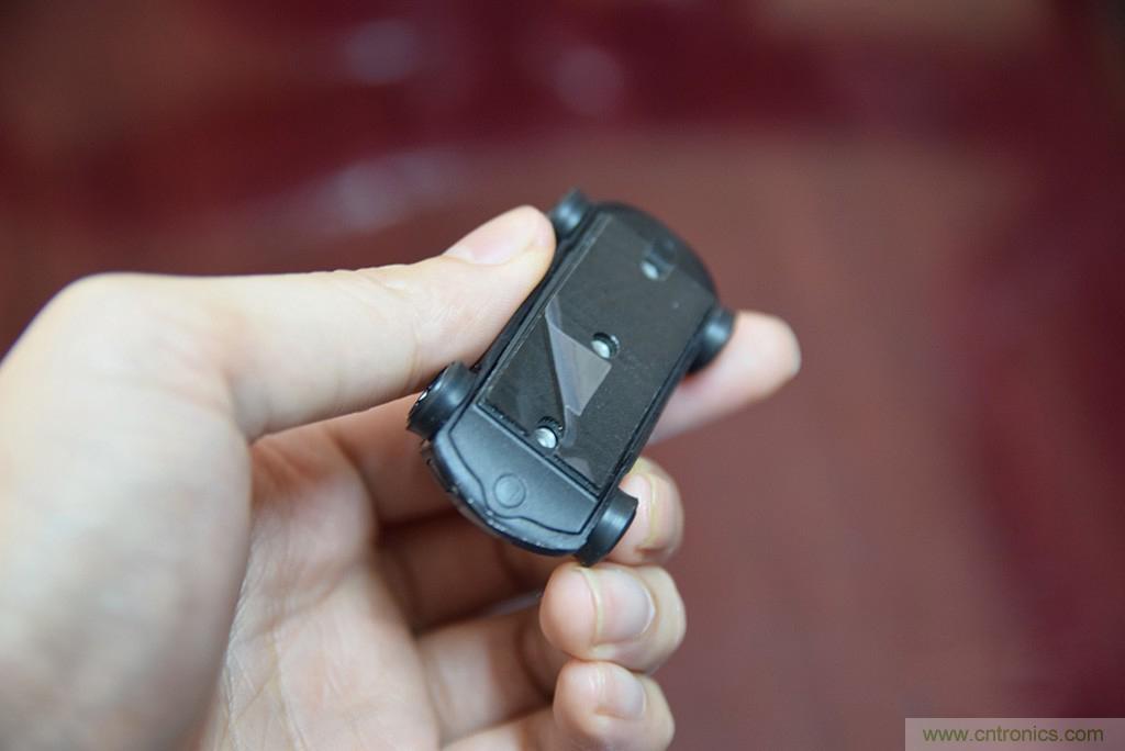 虛擬與現(xiàn)實(shí)相結(jié)合的飛車游戲，讓你體驗(yàn)速度與激情的碰撞！