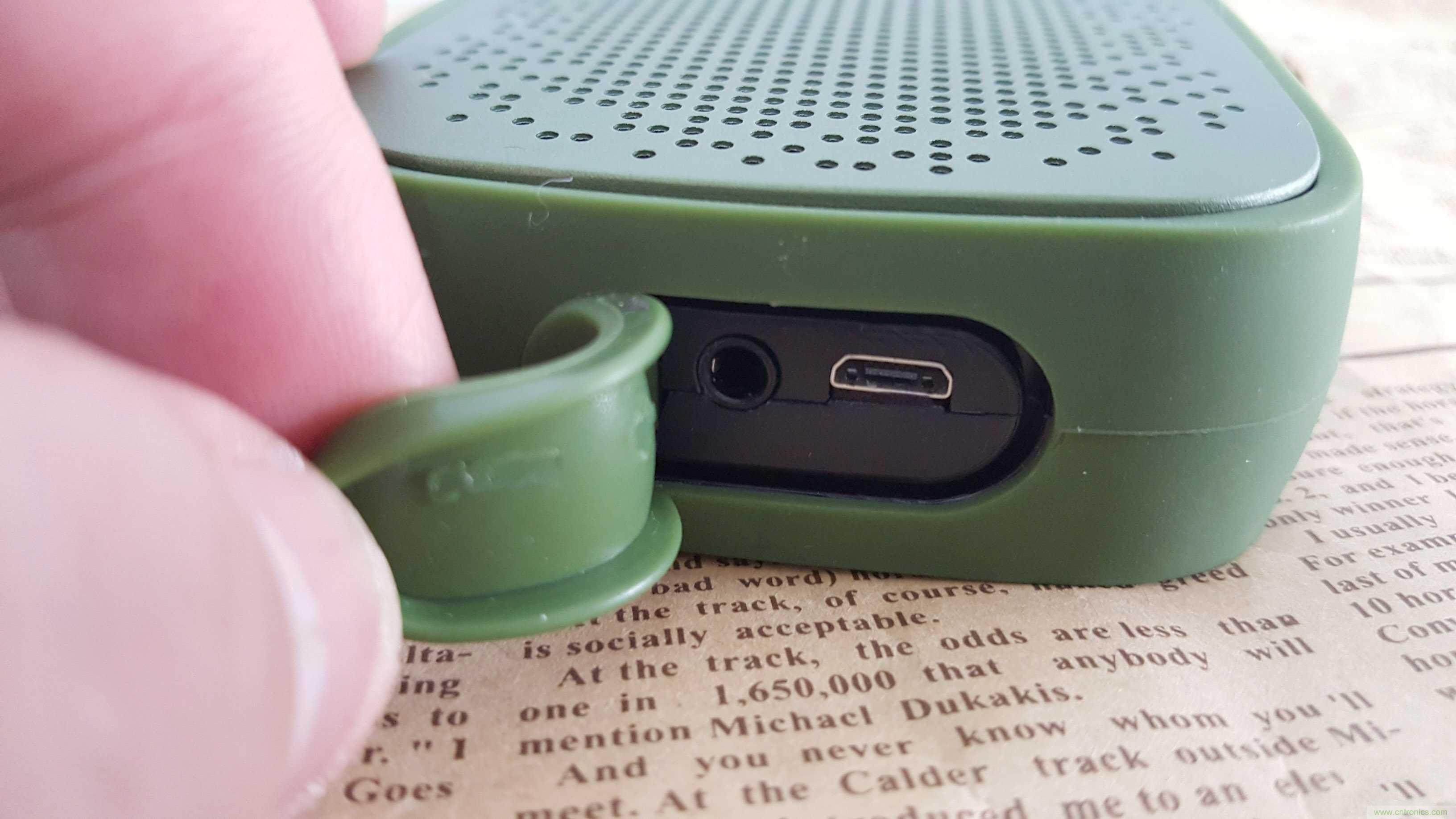 搞怪&ldquo;美人魚&rdquo;盡享靈克藍(lán)牙音箱的天籟之音！