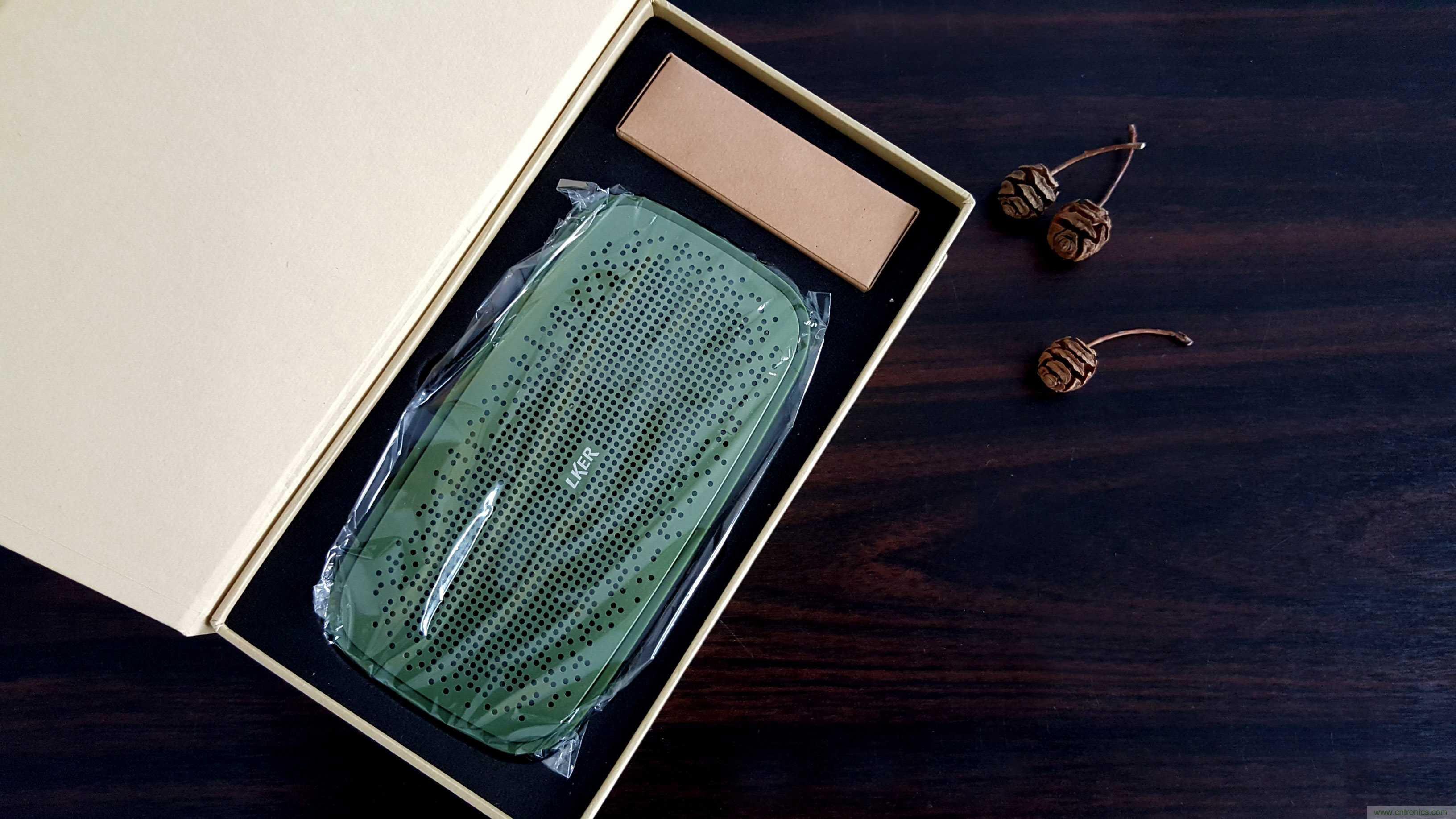 搞怪&ldquo;美人魚&rdquo;盡享靈克藍(lán)牙音箱的天籟之音！