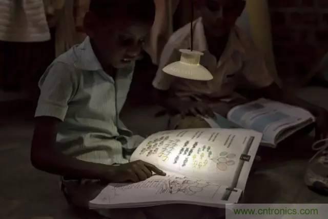 單靠重力就能工作的燈，將為15億人帶來光明