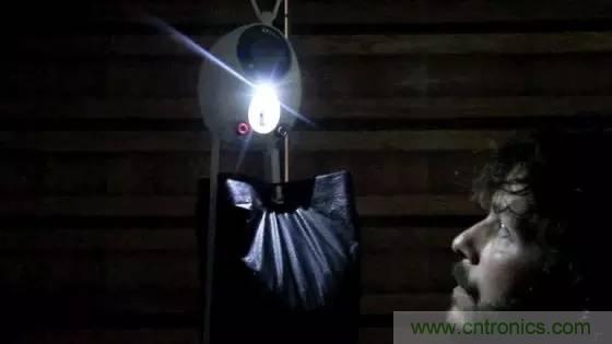 單靠重力就能工作的燈，將為15億人帶來光明