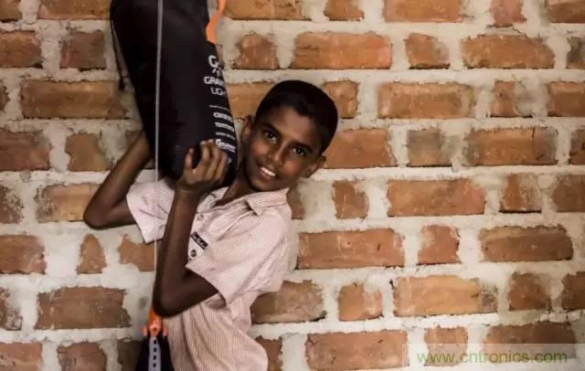 單靠重力就能工作的燈，將為15億人帶來光明