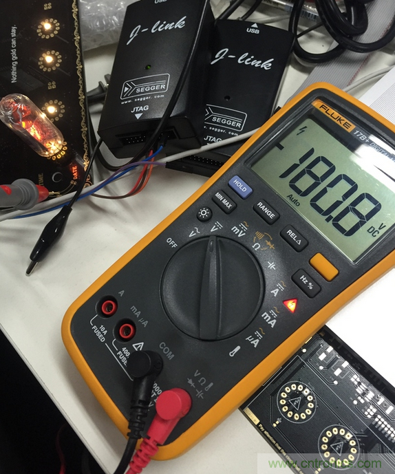 瘋狂技術(shù)男DIY了一個輝光時鐘