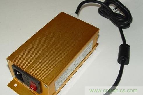 【導讀】本文總結(jié)出針對于LED電源EMC/EMI的主要幾個控制技術(shù)：電路措施、EMI濾波、元器件選擇、屏蔽和印制電路板抗干擾設計等。如果能正確合理的對這些問題進行解決，就可順利通過3C認證。  在電路當中，EMC和EMI的問題是人們始終關心的話題。在LED電路中，對于EMC和EMI的要求同樣非常高。本文將為大家介紹LED產(chǎn)品設計當中關于解決EMI與EMC的解決方法，感興趣的朋友快來看一看吧。  　　要解決LED驅(qū)動電源的電磁干擾問題，從硬件上可從以下幾個方面入手：  　　減少開關電源本身的干擾  　　軟開關技術(shù)，在原有的硬開關電路中增加電感和電容元件，利用電感和電容的諧振，降低開關過程中的du/dt和di/dt，使開關器件開通時電壓的下降先于電流的上升，或關斷時電流的下降先于電壓的上升，來消除電壓和電流的重疊。開關頻率調(diào)制技術(shù)，通過調(diào)制開關頻率fc，把集中在fc及其諧波2fc、 3fc&hellip;上的能量分散到它們周圍的頻帶上，以降低各個頻點上的EMI幅值。元器件的選擇，選擇不易產(chǎn)生噪聲、不易傳導和輻射噪聲的元器件。通常特別值得注意的是，二極管和變壓器等繞組類元器件的選用。反向恢復電流小、恢復時間短的快速恢復二極管是開關電源高頻整流部分的理想器件。合理使用電磁干擾濾波器，EMI濾波器的主要目的之一，電網(wǎng)噪聲是電磁干擾的一種，它屬于射頻干擾（RFI），其傳導噪聲的頻譜大致為10KHz~30MHz，最高可達 150MHz。  　　在一般情況下，差模干擾幅度小，頻率低，所造成的干擾較小;共模干擾幅度大，頻率高，還可以通過導線產(chǎn)生輻射，所造成的干擾較大。欲削弱傳導干擾，最有效的方法就是在開關電源輸入和輸出電路中加裝電磁干擾濾波器。LED電源一般采用簡易式單級EMI濾波器，主要包括共模扼流圈和濾波電容。EMI濾波器能有效抑制開關電源適配器的電磁干擾。 1 　　通過切斷干擾信號的傳播途徑來減少電磁干擾問題  　　第一種情況是電源線干擾可以使用電源線濾波器濾除。一個合理有效的開關電源EMI濾波器應該對電源線上差模和共模干擾都有較強的抑制作用。改善PCB板的電磁兼容性設計PCB是LED電源系統(tǒng)中電路元件和器件的支撐件，它提供電路元件和器件之間的電氣連接。隨著電子技術(shù)的飛速發(fā)展，PCB的密度越來越高。 PCB設計的好壞對LED電源系統(tǒng)的電磁兼容性影響很大。  　　實踐證實，即使電路原理圖設計正確，印刷電路板設計不當，也會對LED電源系統(tǒng)的可靠性產(chǎn)生不利影響。PCB抗干擾設計主要包括PCB布局、布線及接地，其目的是減小PCB的電磁輻射和PCB上電路之間的串擾。還有，一般變壓器電磁干擾引發(fā)的交流聲頻率一般為50HZ左右，而地線布線不當導致的交流聲，由于整流電路的倍頻作用頻率約為100HZ，仔細區(qū)分還是可以察覺的。因此，在設計印刷電路板的時候，應留意采用正確的方法，遵守PCB設計的一般原則，并應符合抗干擾的設計要求。  　　主動大幅增強受干擾體的抗干擾能力  　　在LED電源系統(tǒng)中輸進/輸出也是干擾源的傳導線，和接收射頻干擾信號的拾檢源，我們設計時一般要采取有效的措施：采用必要的共模/差模抑制電路，同時也要采取一定的濾波和防電磁屏蔽措施以減小干擾的進進。在條件許可的情況下盡可能采取各種隔離措施（如光電隔離或者磁電隔離），從而阻斷干擾的傳播。防雷擊措施，室外使用的LED電源系統(tǒng)或從室外排擠引進室內(nèi)的電源線、信號線，要考慮系統(tǒng)的防雷擊題目。常用的防雷擊器件有：氣體放電管、 TVS（Transient Voltage Suppression）等。氣體放電管是當電源的電壓大于某一數(shù)值時，通常為數(shù)十V或數(shù)百V，氣體擊穿放電，將電源線上強沖擊脈沖導進大地。TVS可以看成兩個并聯(lián)且方向相反的齊納二極管，當兩端電壓高于某一值時導通。其特點是可以瞬態(tài)通過數(shù)百乃上千A的電流。