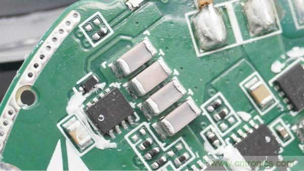 拆解華為保時(shí)捷設(shè)計(jì)快充無(wú)線充電器：憑啥能賣699？