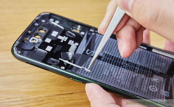 拆解黑鯊手機(jī)：多級(jí)直觸一體式液冷系統(tǒng)有什么門道？