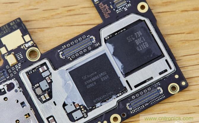 拆解黑鯊手機(jī)：多級(jí)直觸一體式液冷系統(tǒng)有什么門道？