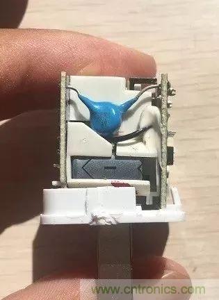 拆了個(gè)電容之后，我的iPhone也會自動(dòng)訂房了