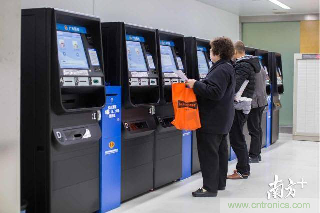 探路政務(wù)辦事柜臺(tái)&ldquo;無人化&rdquo;，引領(lǐng)&ldquo;互聯(lián)網(wǎng)+政務(wù)&rdquo;革新