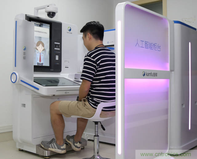 探路政務(wù)辦事柜臺(tái)&ldquo;無人化&rdquo;，引領(lǐng)&ldquo;互聯(lián)網(wǎng)+政務(wù)&rdquo;革新