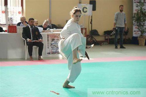 工程師將智能高科技編入時尚服裝，以幫助抑制青少年肥胖癥